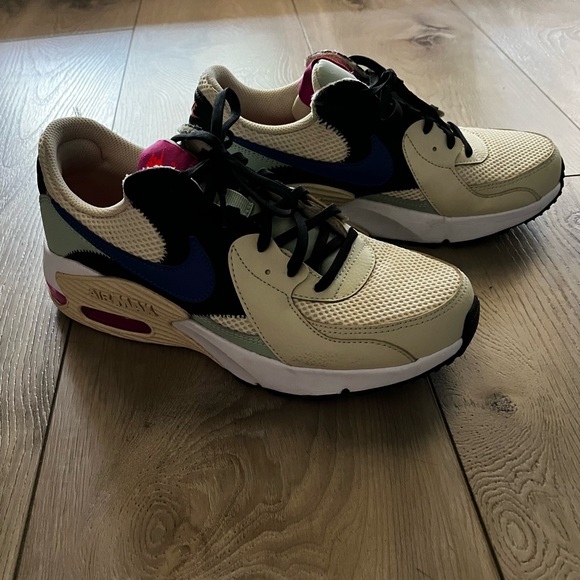 Nike Women's Air Max Excee Shoes - Picture 2 of 4
